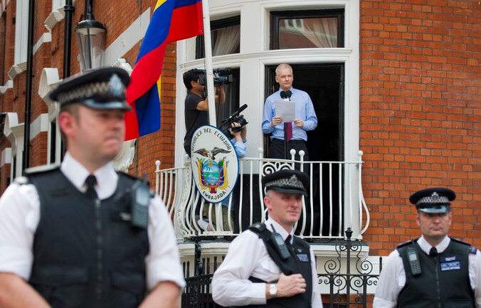 Julian Assange hield vorig jaar een toespraak bij de ambassade in Londen.