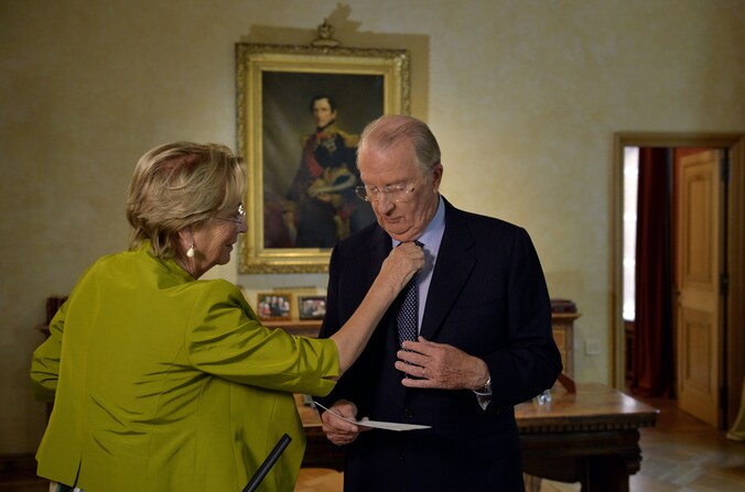 Koningin Paola fatsoeneert Albert II nog even vlak voor zijn toespraak.