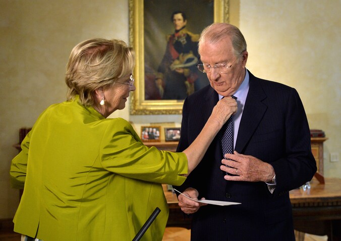 Koningin Paola fatsoeneert Albert II nog even vlak voor zijn toespraak.