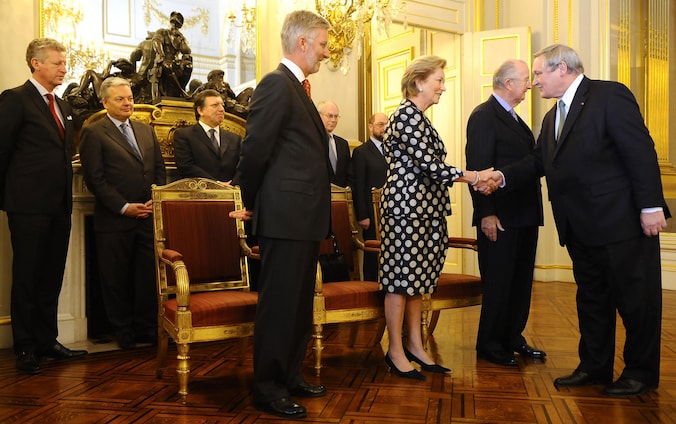 Frans Van Daele begroet de koninklijke familie. Of hij de kabinetschef wordt van de nieuwe koning staat nog niet vast, meldt het paleis.