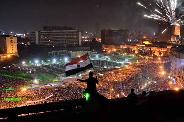 Op het Tahrirplein in Caïro stroomden gisteravond honderdduizenden tegenstanders van de afgezette president Mursi toe.
