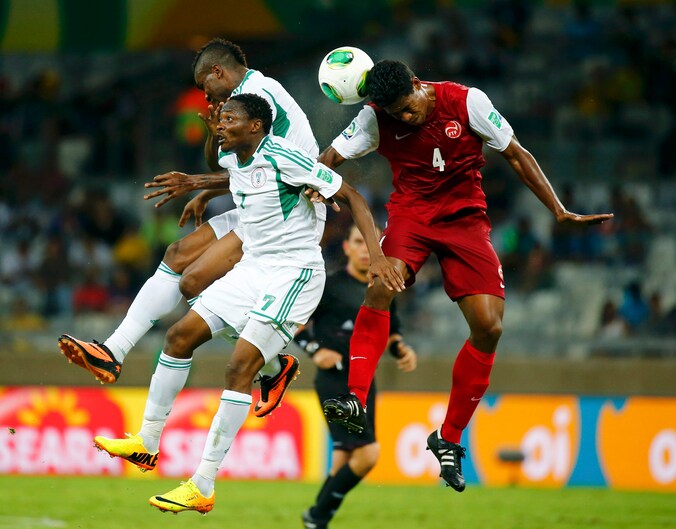 Een Tahitiaan in actie tegen Nigeria.