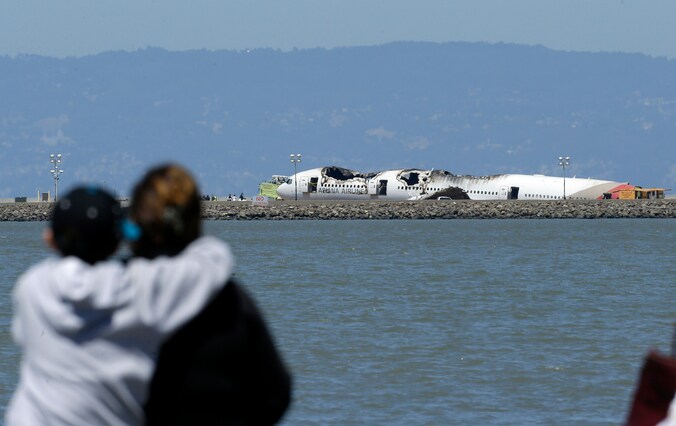 Het wrak van de Boeing 777 op de luchthaven van San Francisco.