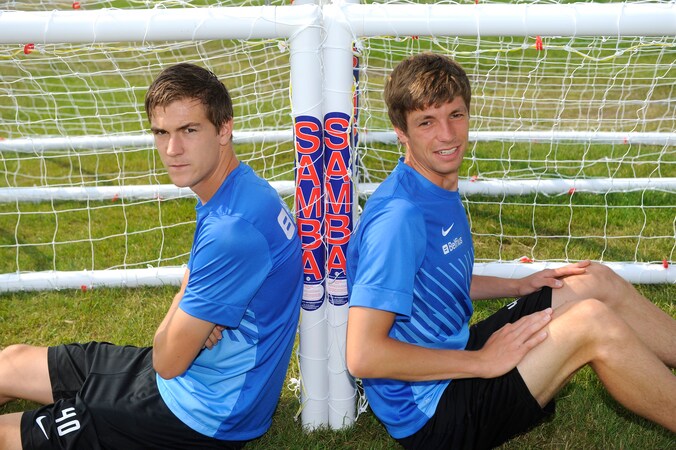 Brandon Mechele (links) naast Bjorn Engels.