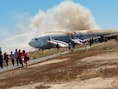 De neergestorte Boeing kort na de ramp tijdens de evacuatie. De foto is gemaakt door een van de passagiers, Eugene Anthony Rah, en ter beschikking gesteld van persbureau Reuters.