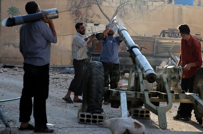 Strijders van het Vrije Syrische Leger zondag nabij Damascus, in gevecht met regeringstroepen.