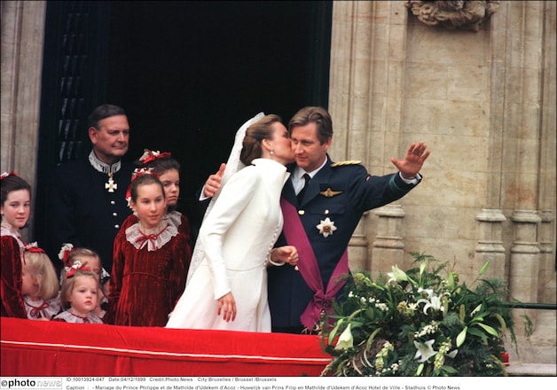 Getrouwd: de jonkvrouw wordt een prinses op 4 december 1999. Op het balkon van het stadhuis van Brussel drukt ze haar echtgenoot een voorzichtige zoen op de wang. De trouwjurk is van Edouard Vermeulen. Tot op vandaag draagt ze veel Natan bij officiële gelegenheden.
