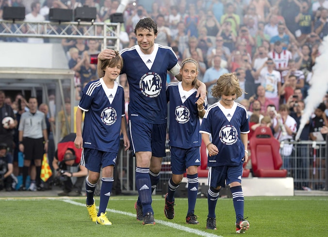 Mark van Bommel betreedt temidden van zijn kinderen het Philips Stadion.
