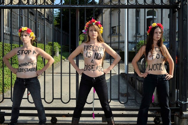 Femen aan het werk aan de Tunesische ambassade in België.