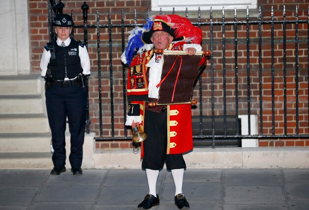 Een 'town crier' (belleman) kondigt de geboorte aan op de stoep van hetSt. Mary's ziekenhuis in Paddington, in het westen van Londen.