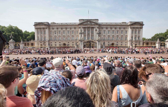 Prins William en zijn vrouw Kate hebben een zoontje gekregen, George: de menigte staat samengetroept voor Buckingham Palace.