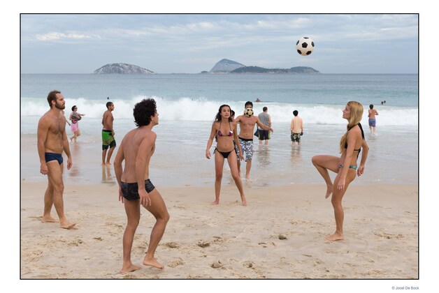 Jonge vrouwen trappen een balletje mee op het strand van Rio.