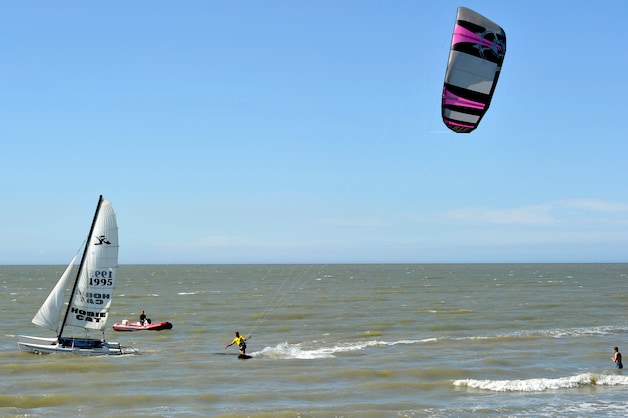 Om te surfen moet je bij Twins Club zijn.