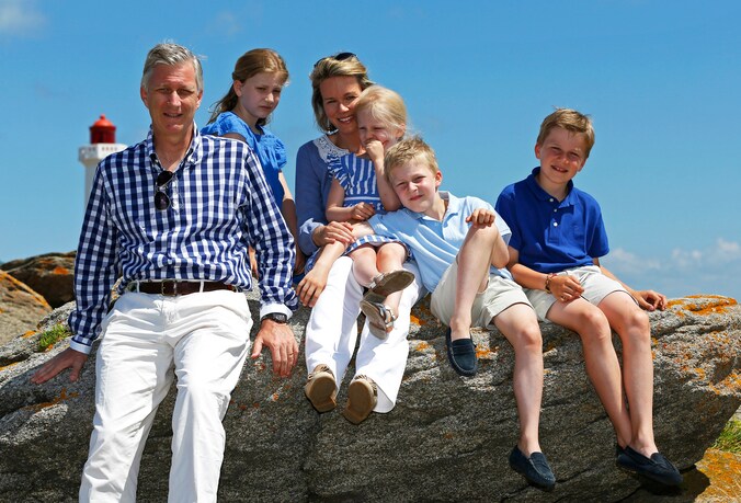 Koning Filip en koningin Mathilde met de kinderen Elisabeth (12), Gabriel (10), Emmanuel (8) en Eléonore (5).