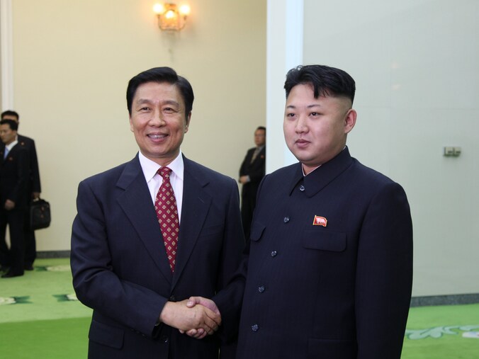 Noord-Koreaanse leider Kim Jong Un (R) met Chinese vicepresident Li Yuanchoa. (archieffoto)