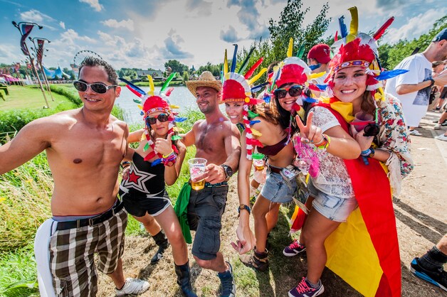 Lambert: "Uiteindelijk zal er toch meer rekening gehouden worden met de 300.000 festivalgangers op Tomorrowland dan met een tiental klagers, zeker?"