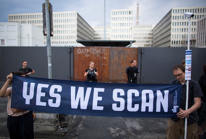 Demonstranten in Duitsland tijdens een betoging tegen de NSA en de Duitse geheime dienst BND.