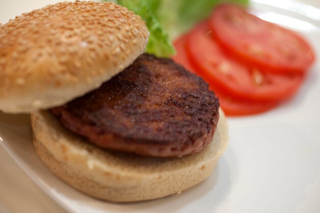 De kweekhamburger, nadat hij gebakken was.