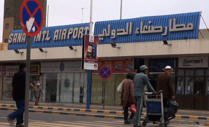 Reizigers gaan naar de luchthaven van Sanaa.