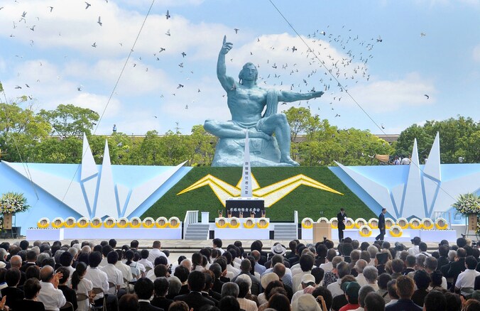 Vredesduiven worden losgelaten nabij het herdenkingsstandbeeld in Nagasaki.