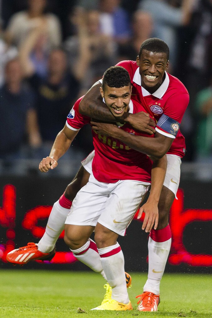 Zakaria Bakkali (l) en Georginio Wijnaldum reizen met PSV mee naar Milan.