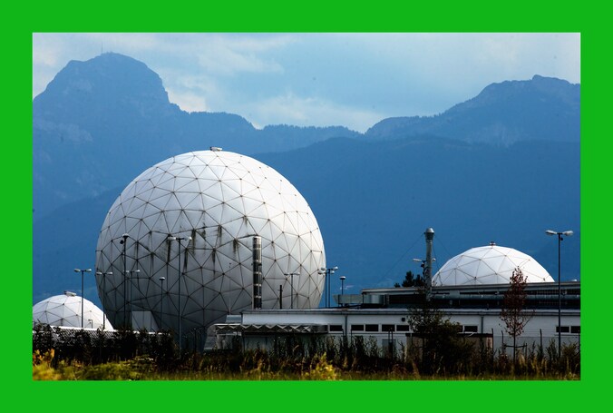 Radarantennes bij een vestiging van de Duitse inlichtingendienst BND in Bad Aibling.