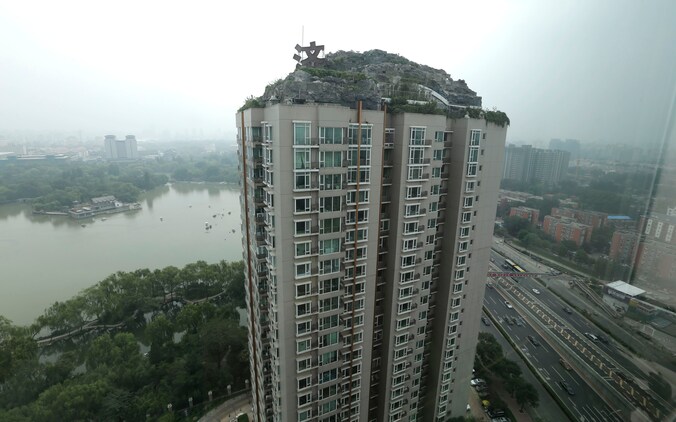 De villa bevindt zich op een dak van een appartementsgebouw in Peking.