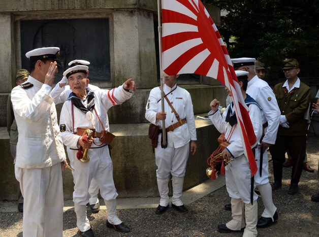 In historische uniformen gestoken vrijwilligers afgelopen augustus bij de tempel tijdens de herdenking van de Japanse capitulatie.