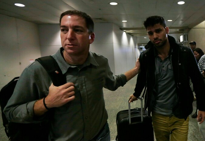 Glenn Greenwald en david Miranda in de luchthaven van Rio de Janeiro.