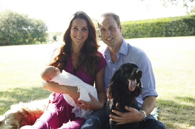 Het eerste officiële portret van Kate, William, George en hond Lupo.