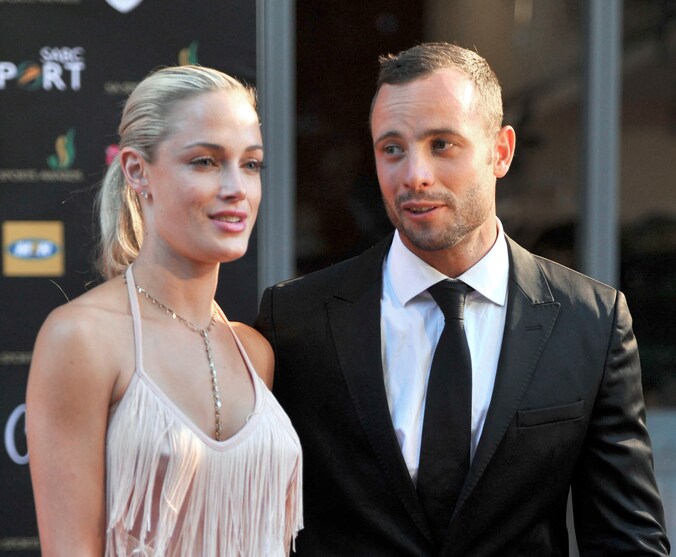 Reeva Steenkamp en Oscar Pistorius in november 2012, drie maanden voordat hij haar door een gesloten deur doodschoot.