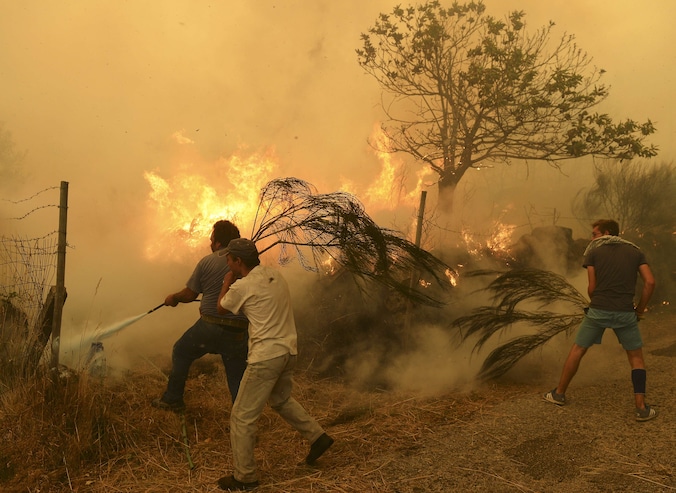 Bewoners van Fornelo do Monte bestrijden een bosbrand.