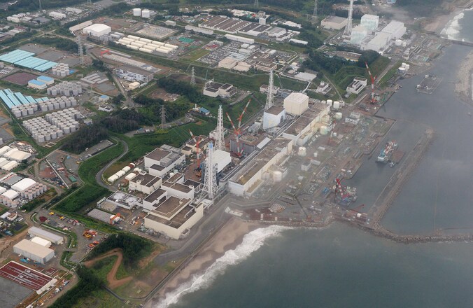 De kerncentrale van Fukushima aan de kust.