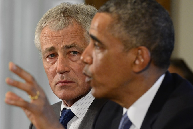 Minister van Defensie Chuck Hagel naast president Obama.
