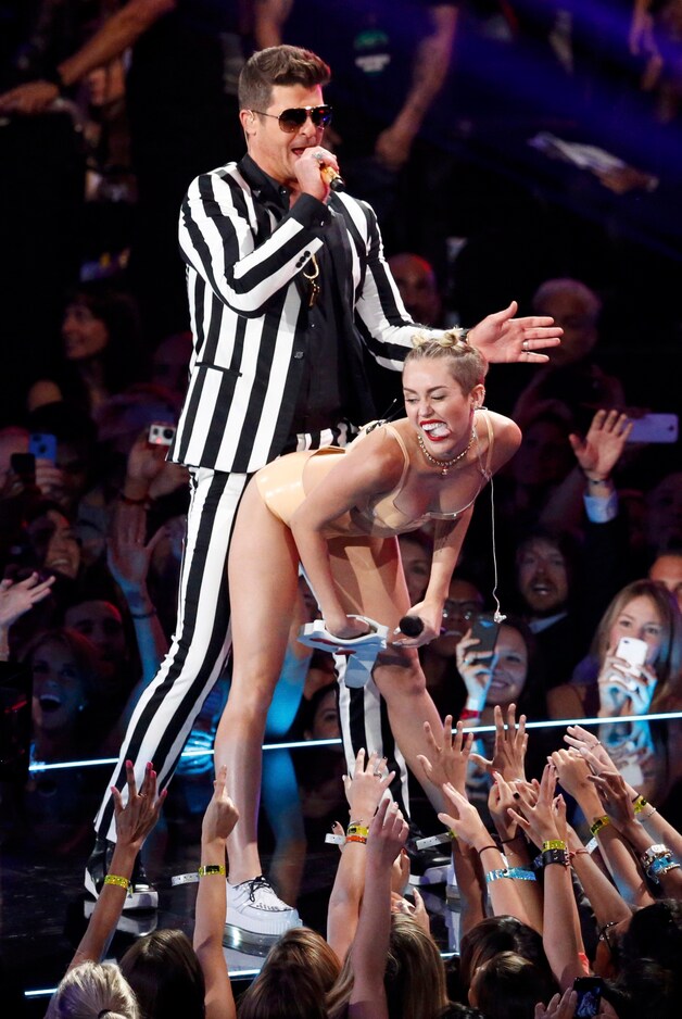 Hoewel Miley Cyrus niet over de rondingen van Kim K. beschikt, weet ze wel de aandacht naar haar achterwerk te trekken.