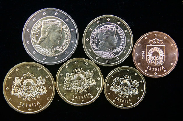 De munten van 1 en 2 euro zullen de 'Letse maagd' afbeelden, de andere het wapenschild van het land.