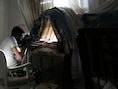 Een rebellenstrijder in Aleppo. Rebellen hebben mensen geëxecuteerd, in gijzeling genomen en burgers in woonwijken onder vuur genomen.