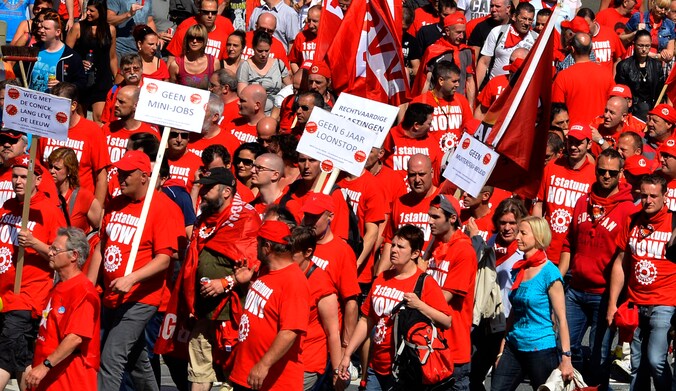 Archiefbeeld van een protestactie van CSC/ACV en FGTB en ABVV tegen het bevriezen van de lonen voor 2013 en 2014.