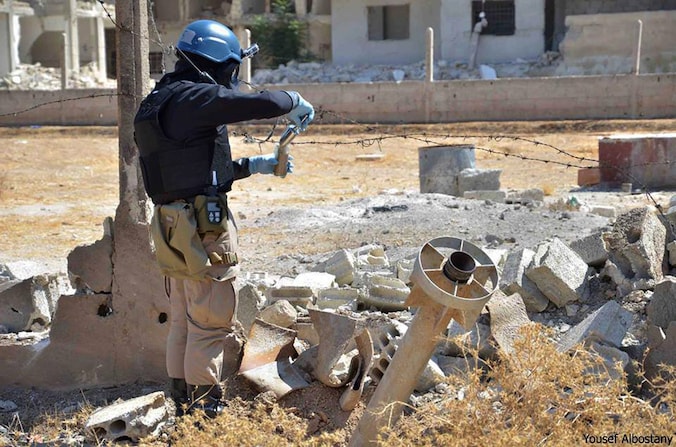 Een wapeninspecteur van de VN aan het werk in Damascus.