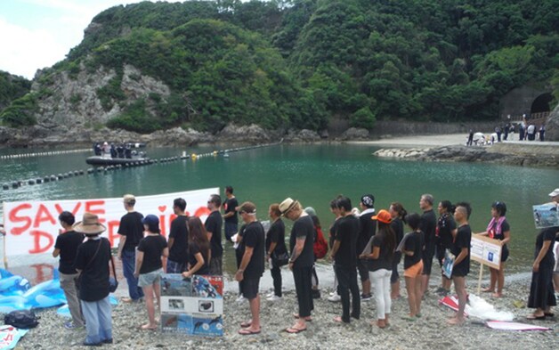 Protest in de baai van Taiji tegen de dolfijnenjacht.
