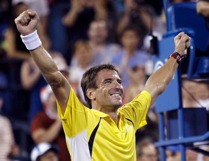 Robredo juicht na zijn zege tegen Roger Federer op de recentste US Open.