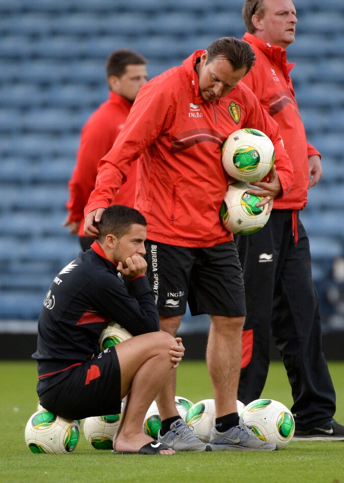 Hazard krijgt een bemoedigend schouderklopje van Wilmots.