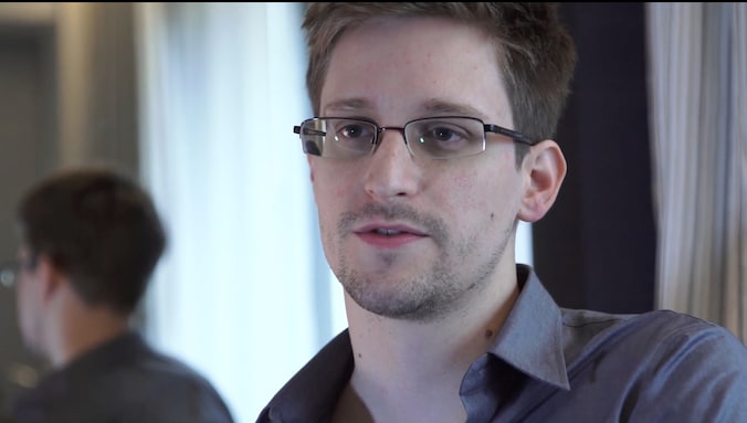 De vader van Snowden zei dat hij "extreme dankbaarheid'' voelt dat zijn zoon veilig en vrij is.