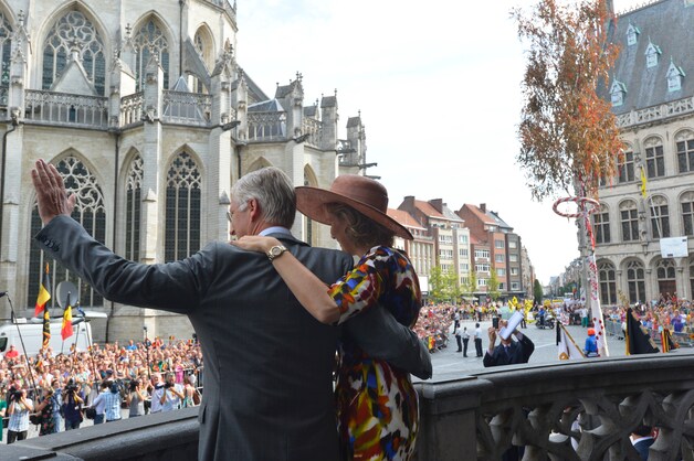 Het koningspaar op de trappen van het Leuvens stadhuis.