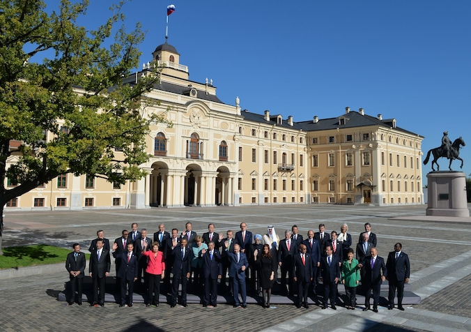 De leiders van de G20-landen poseren in Sint-Petersburg voor de traditionele groepsfoto.