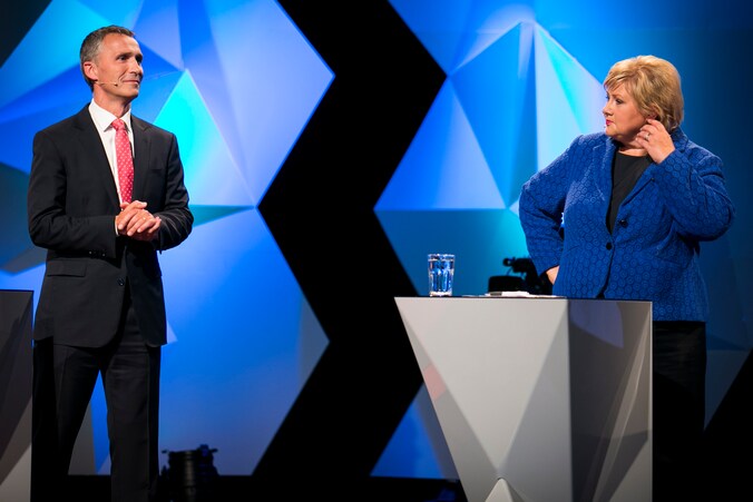Oppositieleider Erna Solberg (rechts) vrijdga in een tv-debat met premier Jens Stoltenberg.