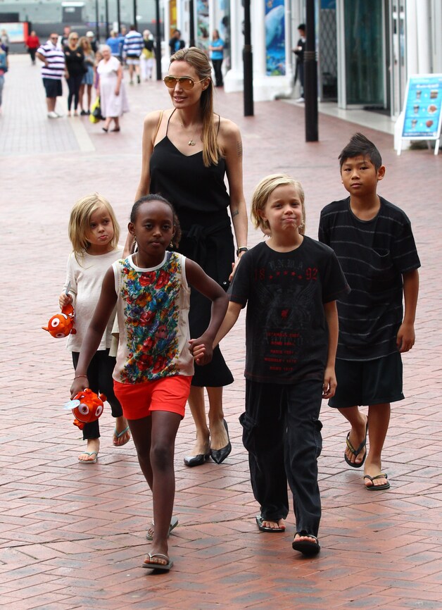 Angelina JOlie en vier van haar kinderen in Sydney.