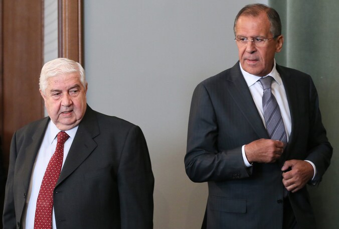 Sergey Lavrov (r.) en zijn Syrische collega Walid al-Moallem.