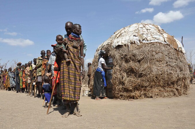 Mensen in de Keniaanse Turkana-regio in de rij voor voedselverstrekking van hulporganisatie Oxfam, augustus 2011.