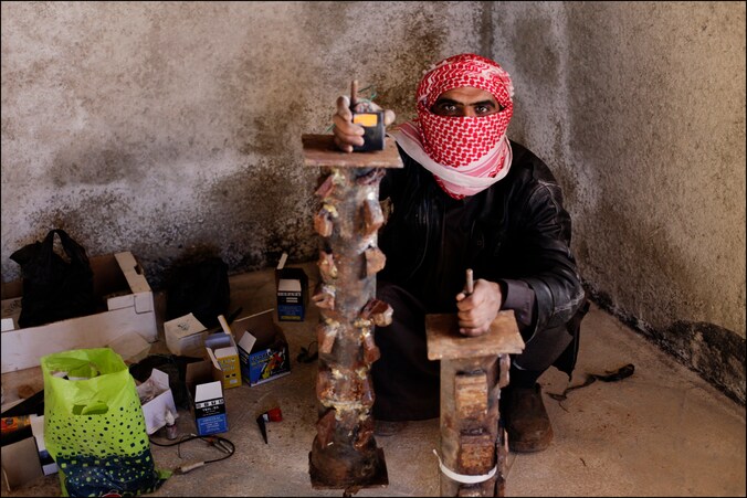 Een Syriëstrijder maakt bommen.